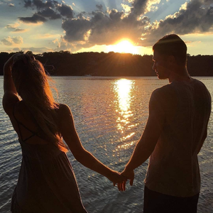 两根黑捧一前一后
