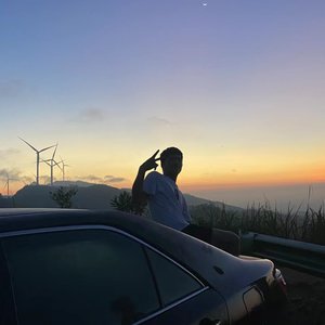 两根黑捧一前一后
