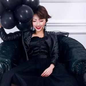 两根黑捧一前一后
