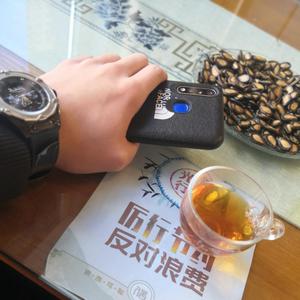 两根黑捧一前一后
